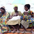 des mamans attendant leur recensement dans un camp de déplacés