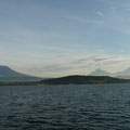 Volcan Nyiragongo à gauche et une partie de la Chaîne des Virunga, côté rwandais, à droite