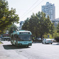 Ein typisch sowjetischer Trolley-Bus mit Oberleitung