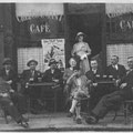 Café Constant Piroux sur la Grand-Place à Nivelles. A gauche, Constant Piroux. Debout, Lucienne Piroux. Assise au milieu : Marie Lemoine