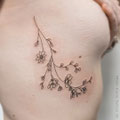 Blumen Fineline Tattoo© Farb Fleck Tattoo OG Tattoostudio Linz