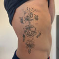 Fineline Tattoo Hobbies auf Rippen © Farb Fleck Tattoo OG Tattoostudio Linz
