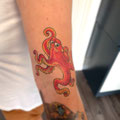 Pixar Oktopus Hank Bunt © Farb Fleck Tattoo OG Tattoostudio Linz