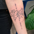 Fineline Weltkarte Kompass © Farb Fleck Tattoo OG Tattoostudio Linz