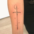 Fineline Schwert und Mond Tattoo © Farb Fleck Tattoo OG Tattoostudio Linz