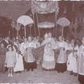 Anni '40 La processione del Sacramento, detta anche degli "altarini, perchè si fermava in tutti i vicoli in cui era allestito un altarino.