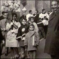 1960, 8 marzo, Processione di San Giovanni di Dio(da sx, Francesco Figola,Mario Montillo e Antonietta Cervino, i piccoli Ferrarese e Vincenzo Fino, seguono "mastro" Totonno Gallina e "mastro" Leonardo Gallina(foto di O.cervino)