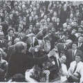 1959 mio zio Antonio (Totonno) Scorzafave, dietro di lui mio padre, Gerardo Scorzafave, mentre sistema una "collana" di bigliettoni di 10.000 lire attorno al collo di S. Francesco