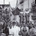 Anni '50-Processione dei santi Cosma e Damiano.Il vigile Alberto Lavorato e don Ciccio Fabbricatore,e alla sua destra Costantino De Luca, poi Curia,Trebisonda e Cavallo