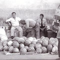Anni '70 Vendita di cocomeri a piazza S. Francesco con Angelo Pianeta &(foto Coriglianesi Nel Mondo)