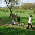 Auf zum Bäume pflanzen am Clara-Schumann-Weg in Maxen. - Foto (c) M. Simon