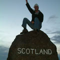 Thomas am Grenzstein zwischen England und Schottland