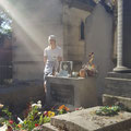 Flo am Grab von Jim Morrison, The Doors. Paris, Cimetière du Père-Lachaise 2018