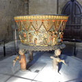 Wunderschöner bronzener Taufkessel mit einer farblichen Darstellung der Weihnachtsgeschichte in der Martinikirche