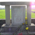 ホイアン近郊の水田にある 谷弥治郎兵衛の墓。 平戸出身の谷は貿易商として活躍した。