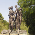 Скульптурна композиція складається з шести людських фігур у повний зріст, що стоять на краю урвища. На передньому плані -єврейська родина( чоловік з жінкою та дитиною), позаду- ще три фігури смертників.