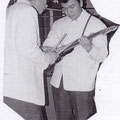 THE PACIFICS 1965 Radja Dalimonthee - Nono de Vries genomen tijdens "showtime" Radja drumde tijdens zijn solo op de snaren van Nono's gitaar (afgekeken van de Tielman Brothers)