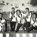 THE DYNAMITES 1960 Pasar Malam Party in Zaal van Vilsteren, Helmond vlnr: Leo van Dommelen - Joop Lamers - Oscar Remeeus - Henk v.d. Burgt - Willy Flohr