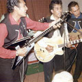 THE ROLLERS (begin 1960) - Huize Negrijn in Zaandam. vlnr: Boy Jansen (zelfbouw V-bas, later door Roy v.d. Eeckhout van The Bright Stars overgenomen), Jimmy v.d. Hoeven, Ed v.d. Hoeven en Cees Sanders.