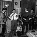 The Ebony's (broertjes Yang) met gastoptreden van 3 leden van The Apron Strings in San Francisco aan de Zeedijk Amsterdam (eind 1962). L-R: Willy Yang, Henny v. Pinxsteren, Oeping Yang, Hans de Hont, Jan de Hont (met de Stratocaster van Willy Yang)