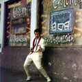 Bob Lammers voor de Rumba Bar in München (augustus 1961) Let op de opvallende grafiti stijl, waarin Die Eastern Aces Aus Indonesien worden aangekondigd (fotocollectie: Bob Lammers)