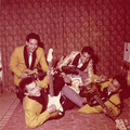 THE DYNAMICS (1962) Op de voorgrond Rudy 'blacky' Swart met Fender Stratocaster Achteraan: Ron Mayer (gitaar) - André Swensen (lichtkleurig jasje) - Henk Jansen