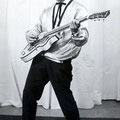 ALBERT PETITJEAN (1963) Sologitarist van The Quickly Jumpers met zijn Höfner gitaar