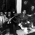 In de woonkamer bij Ernst. vlnr: Raoul "Papi" Castillo, Hans Albers, Wouter Calmer, Ernst v. Heeckeren v. Waliën