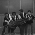 THE DESTROYERS - Voor de werkplaats (autospuiterij) bij Hans Albers met Höfner gitaren.