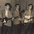 The Hot Rollers in 1960 met Egmond gitaren op het podium in De Beurs