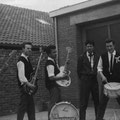 THE DESTROYERS - Voor de werkplaats (autospuiterij) bij Hans Albers met Höfner gitaren.