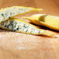 Ravioloni mit Käse-Rucola Füllung