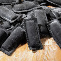 Ravioloni mit Tintenfischtinte