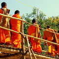 Luang Prabang, die Stadt der Mönche. Ich habe mich nur von hinten getraut, die farbig gekleideten Mönche zu fotographieren.