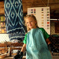 Adina ist stolz auf ihren selbst gefärbten Schal in Vientiane