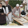 am Backofen, hier werden die Zwiebelkuchen gebacken und noch warm von den Trachtenmädls und Frauen verkauft