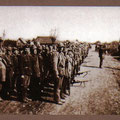 Branitelji-dragovoljci. Baja Petar predaje raport Rudiki Šnjuru, krajem 1943., u Balegovcu na glavnoj cesti ispred kuće Marka Pavlovića.