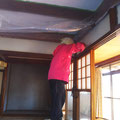 奈緒子様、お気に入りの家に珪藻土を塗っています。
