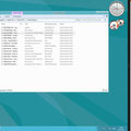 Auf dem Desktop der bekannte Explorer, rechts eine App zur Ansicht von Songtexten.