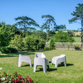 Grand jardin arboré avec salon de jardin privatif pour profiter du calme à la campagne.
