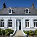 Façade extérieure de la grande maison de vacances du Gite Saint Lambert à Boursin.
