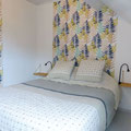 Chambre parentale spacieuse avec un grand lit double queen un confort optimal.