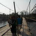 Le pont pour rejoindre le village avec irruption d'un enfant pour la photo! =)