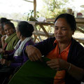 Les femmes qui préparent les offrandes en feuilles de bananiers