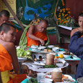 les moines qu'on regarde manger