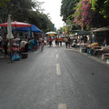 le début du sunday market, les rues sont vides. Quelques heures plus tard, impossible de sortir l'appareil photo tellement les rues sont bondées