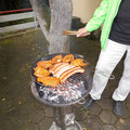 Dieter hat Würstchen und Steaks auf dem Grill LECKER