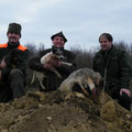 12.01.2013 / Bezirksbaujagd Gänserndorf: Die glücklichen Hundeführer mit dem hilfreichen Jagdkollegen und Baggerfahrer