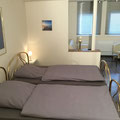 Schlafzimmer 1 mit zwei Einzelbetten und Schlafcouch