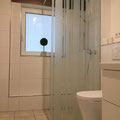 Das Badezimmer mit bodenebener Dusche